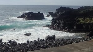 うねりの影響で波が打ち寄せるクローズ状態の伊豆海洋公園ダイビングセンターのエントリー口